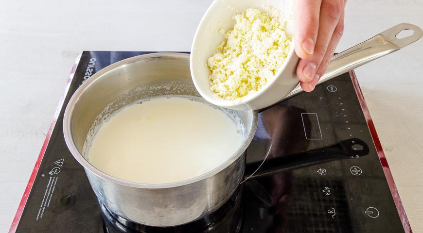 Уменьшите огонь под молоком и аккуратно введите желтки, помешивая деревянной лопаткой. Продолжайте нагревать до тех пор, пока молоко не начнет загустевать и не станет прилипать к лопатке. Как только это произойдет, снимите с огня и залейте полученной смесью хлебные гренки в супнице. Перед подачей посыпьте тертым сыром.