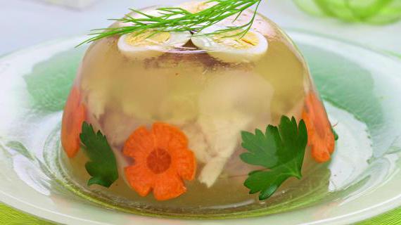 Аппетитное заливное из курицы с луком-пореем