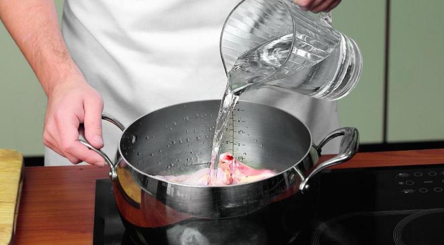 Поместите все части курицы в большую кастрюлю. Залейте водой так, чтобы она покрывала ингредиенты на два пальца выше. Доведите до кипения и аккуратно снимите образовавшуюся пену.