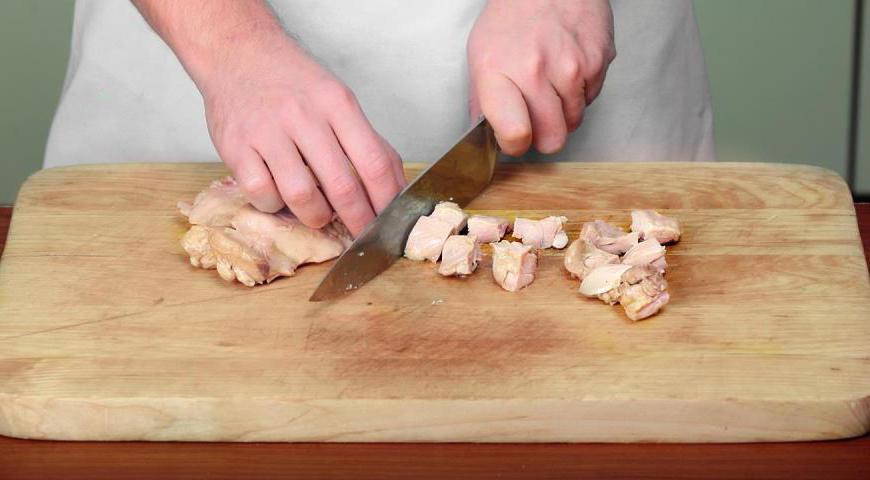 Выньте филе из бульона, нарежьте небольшими кусками и разложите по формам для заливного (одной большой или несколькими маленькими). Добавьте порей и чеснок, украсьте блюдо по своему вкусу (например, овощами, зеленью, перепелиными яйцами), залейте бульоном и отправьте в холодильник минимум на 4.5 часа, чтобы застыло.