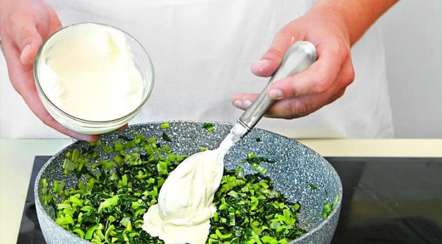 Посолите и поперчите шпинатную смесь по вкусу, перемешайте, снимите с огня и дайте немного остыть. После этого добавьте йогурт и снова хорошо перемешайте. Этот этап можно выполнить заранее вечером.