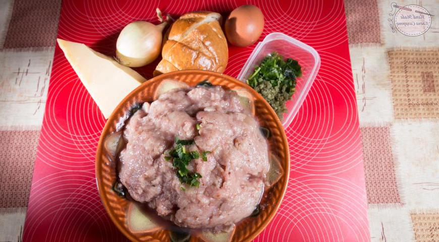 Подготовьте все необходимые продукты. Для фарша можно использовать смесь из филе грудки и бедра индейки в равных пропорциях.
