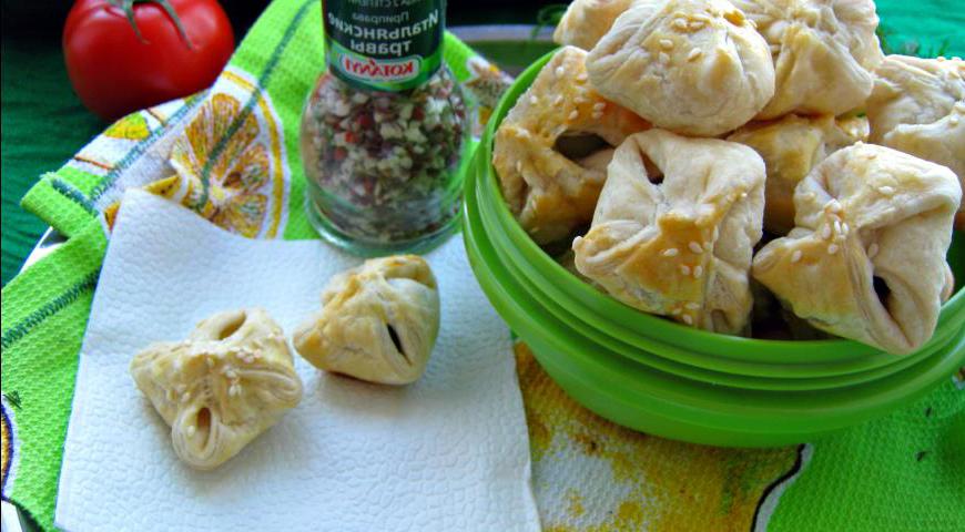 Готовые пирожки остужаем и подаем холодными. Очень вкусно как самостоятельная закуска или в компании других снеков. Желаем приятного аппетита и веселого отдыха на природе!