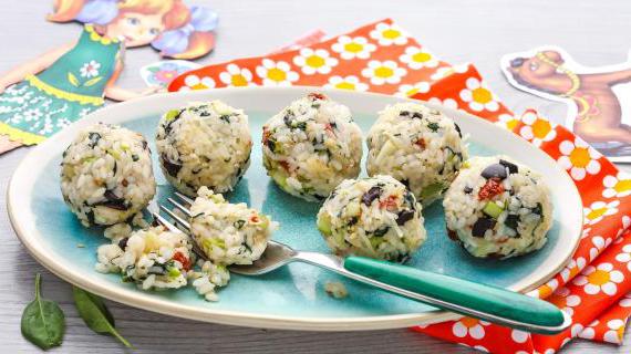 Вкусные и ароматные рисовые шарики с разнообразной начинкой