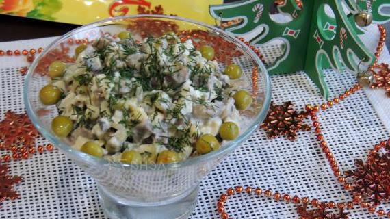 Аппетитный салат из куриных желудочков с грибами и маринованными огурцами