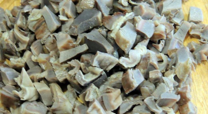 После остывания нарежьте желудочки небольшими кусочками.