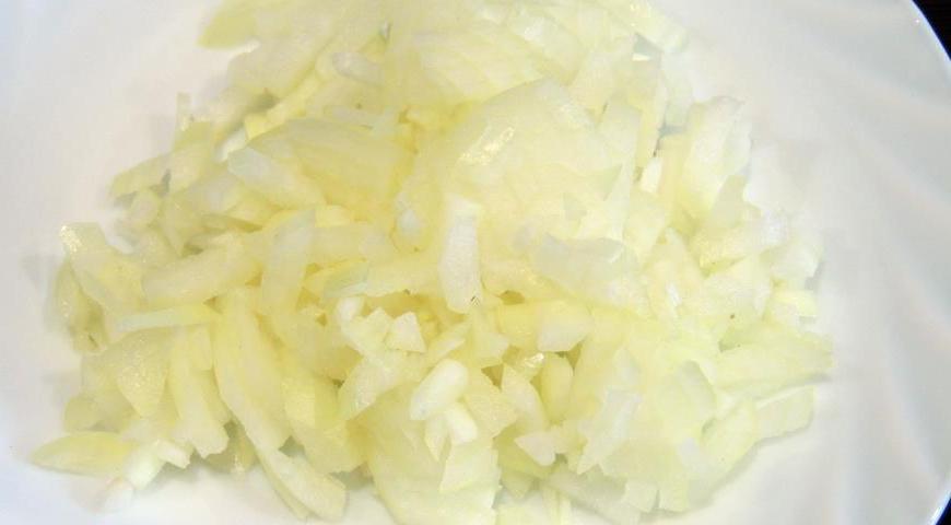 Лук очистите и мелко нашинкуйте.
