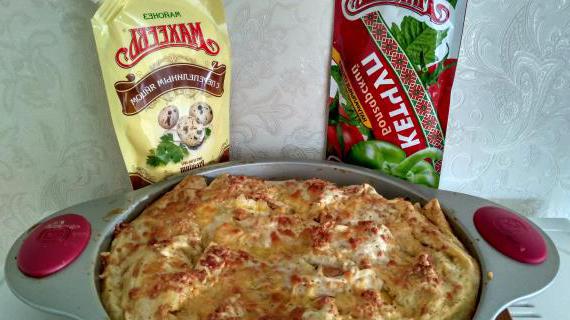 Аппетитный запеченный рулет из лаваша с курицей и сыром
