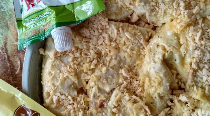 В миске смешайте оставшийся майонез с яйцами, взбив их венчиком. Залейте этой смесью оба рулета. Посыпьте сверху оставшимся сыром. Отправьте форму в духовку и запекайте около 20 минут или до золотистой корочки.