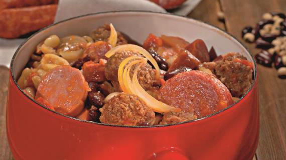 Аргентинское мясное рагу с фасолью и колбасками