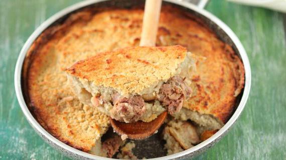 Ароматная бабка с курицей и колбасками — сытное и вкусное блюдо