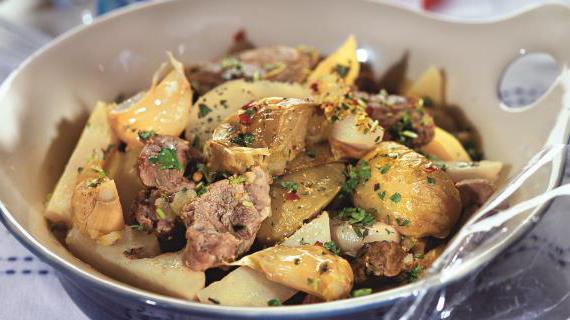 Ароматное блюдо с бараниной, антоновскими яблоками и картофелем