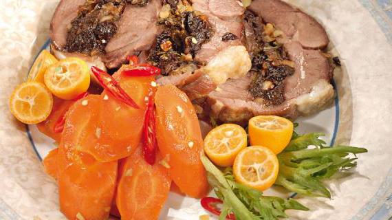 Вкуснейший ростбиф из баранины с ароматным черносливом и пряной имбирной морковью