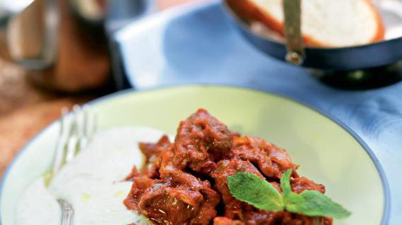 Домашний рецепт ароматной баранины с копчеными баклажанами и вкусной заливкой