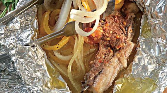 Ароматная баранина с овощами в фольге