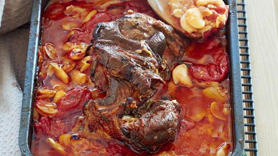 Вкусная баранина, запеченная на мягкой фасолевой подушке