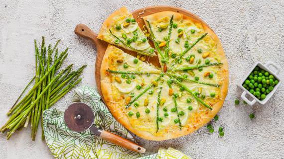 Ароматная белая пицца с овощами, песто и свежей зеленью
