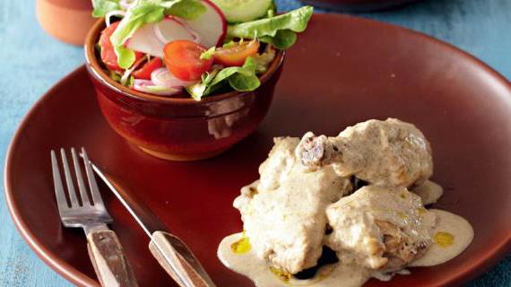 Ароматная бресская курица с шампиньонами в сливочном соусе: пошаговый рецепт
