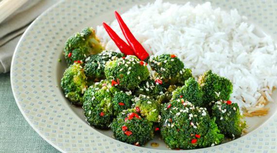 Ароматная брокколи в тайском соусе с рисом: простой и вкусный рецепт