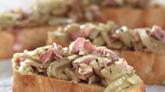 Вкусная и ароматная брускетта с овощным рагу из фенхеля и хрустящим беконом