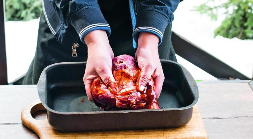 Нанесите немного готового соуса барбекю на поверхность мяса, равномерно распределив его по всем сторонам. Накройте мясо пищевой пленкой и оставьте мариноваться в течение 2 часов при комнатной температуре, чтобы мясо впитало аромат.
