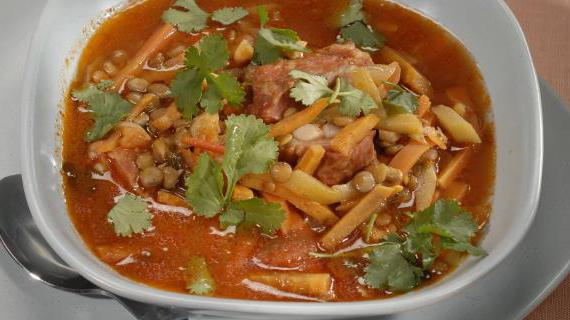 Ароматная чечевичная похлебка с копчеными ребрышками и овощами