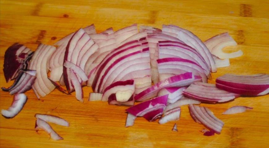 Лук очистите и нарежьте тонкими полукольцами или четвертинками колец для равномерного прожаривания.