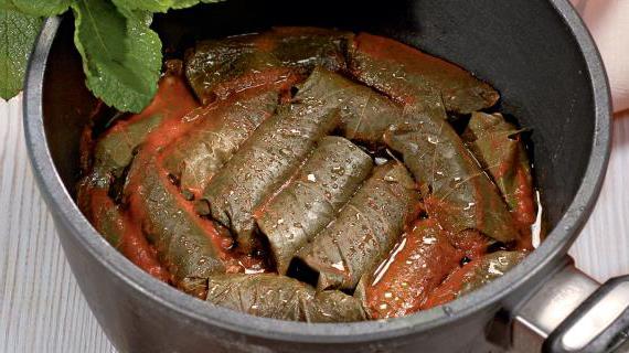 Ароматная долма с овощами, кедровыми орехами и изюмом