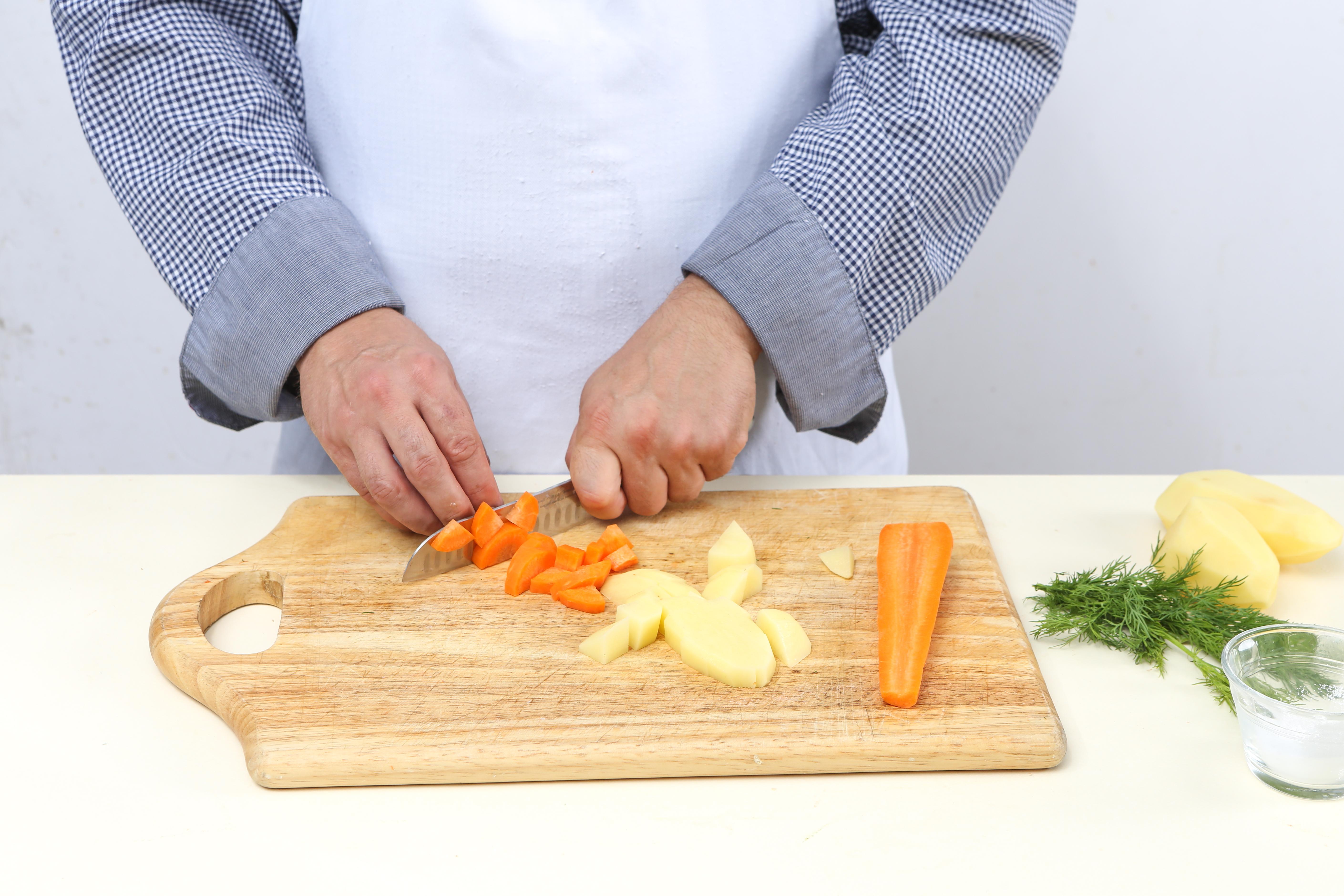 Оставшуюся морковь и картофель нарежьте средними кубиками.