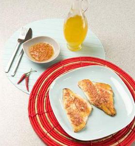 Ароматная дорада с испанским соусом Сальморрета