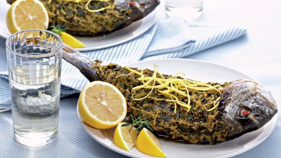 Вкусная дорада с овощной начинкой и ароматным соусом из оливок и каперсов