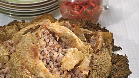 Ароматная фаршированная савойская капуста с перловкой и салом