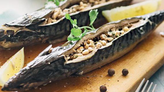 Ароматная фаршированная скумбрия на углях