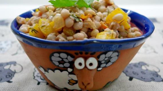 Ароматная фасоль с чесночным ореховым соусом