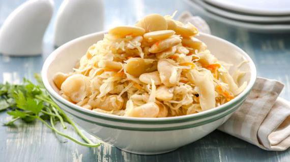 Ароматная фасоль с квашеной капустой - простое и сытное блюдо