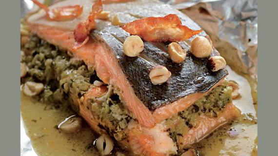 Ароматная форель с фундуком и беконом, запеченная в духовке