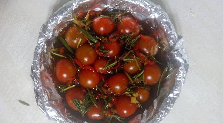 Разогреваем духовку до 180 °C. Помидоры черри разрезаем пополам и выкладываем в форму для запекания. Заливаем их частью соуса от креветок, чтобы они были наполовину в жидкости. Отправляем в духовку на 10 минут, затем переворачиваем и запекаем ещё 10 минут до мягкости и лёгкой карамелизации.