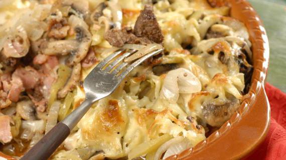 Ароматная говядина по-боснийски с сыром и грибами