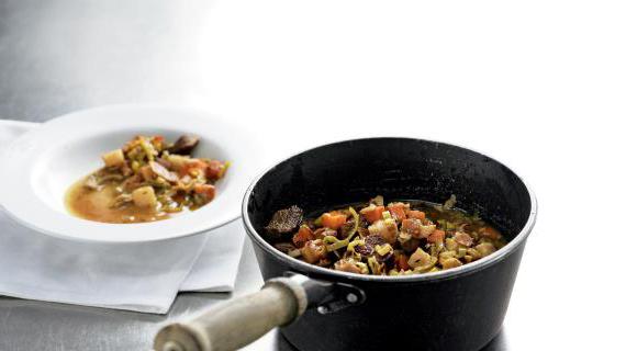 Ароматная говядина с овощами и грибами в красном вине