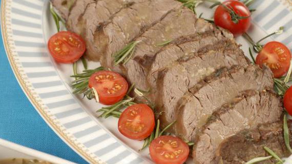 Вкусная говядина, тушенная в темном пиве по-фламандски с ароматными травами