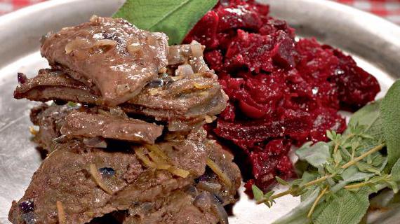 Ароматная говяжья печенка с красным луком и свекольным соусом
