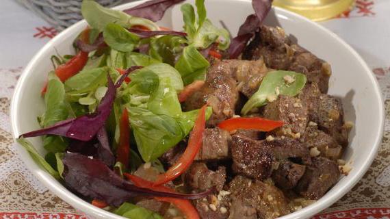 Ароматная говяжья печенка, тушеная в белом вине — изысканный и вкусный ужин