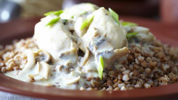 Ароматная гречка с курицей и грибами под сливочным соусом