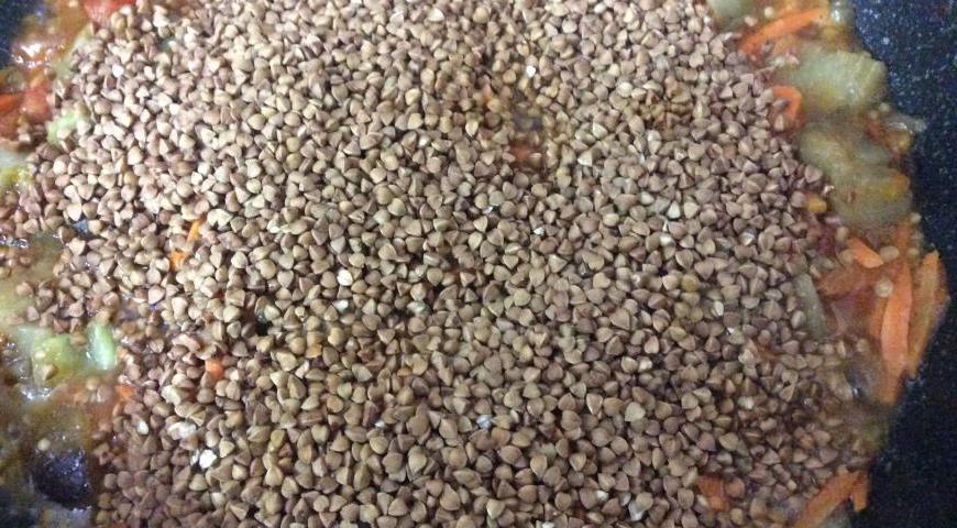 Высыпьте промытую гречку в сотейник, посолите, поперчите по вкусу, перемешайте. Залейте бульоном или кипятком так, чтобы жидкость полностью покрывала содержимое. Варите на медленном огне под крышкой около 20–25 минут, до полного впитывания жидкости и готовности крупы.
