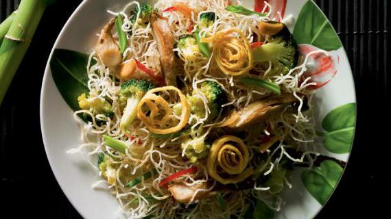 Ароматная хрустящая рисовая лапша с овощами и грибами