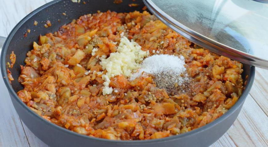 Всыпьте соль, сахар, перец, добавьте измельчённый чеснок, яблочный уксус. Перемешайте и продолжайте тушить под крышкой 5–7 минут. Попробуйте и, при необходимости, добавьте недостающие ингредиенты.