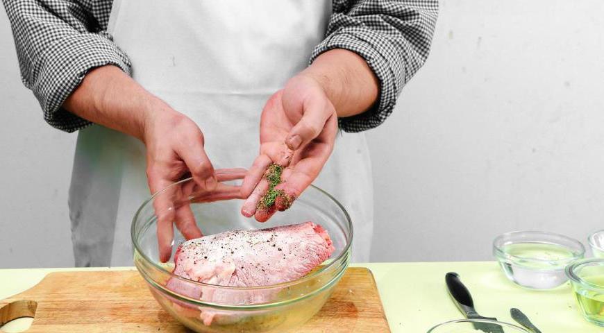 Индейку натрите 1/2 стакана оливкового масла, щедро посолите, поперчите и посыпьте 1 ч. л. орегано. Переложите в контейнер и поместите в холодильник для маринования на 2,5 часа.
