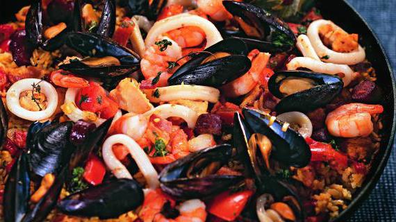 Ароматная испанская паэлья с морепродуктами и курицей