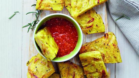 Вкусная итальянская полента с ароматными травами и чесноком, идеальная для семейного ужина