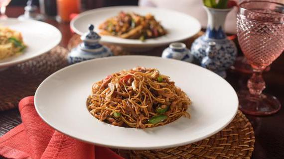 Ароматная яичная лапша с курицей и овощами